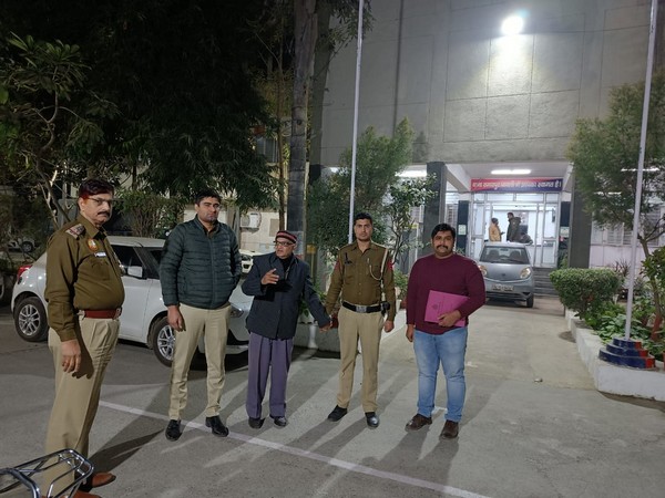 Delhi Police with the accused. (Photo/ANI)