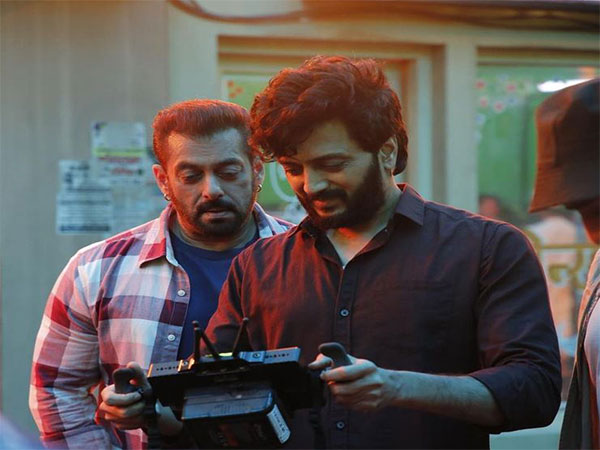 Salman Khan, Riteish Deshmukh (Image Source: Instagram)