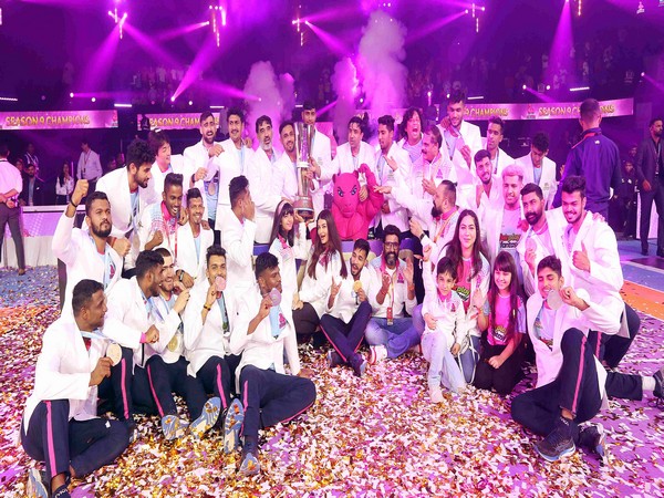 Jaipur Pink Panthers lifting Pro Kabaddi League season 9 trophy (Image: PKL)