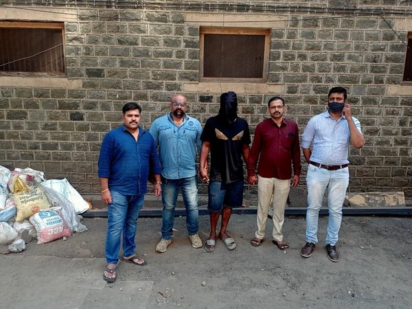 Members of Mumbai Police's Anti-Narcotics Cell with the arrested Nigerian drug peddler (Photo/ANI)