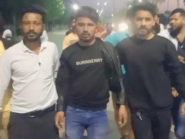 Aaftab (man in centre) threatens to chop girl into 36 pieces in Indore, arrested (Photo:ANI)