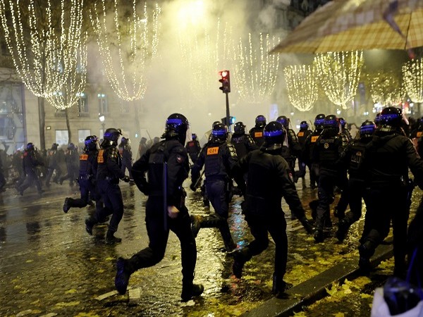 Civilian riots in Paris after France's defeat to Argentina in the WC final. (Photo Credit: Reuters)