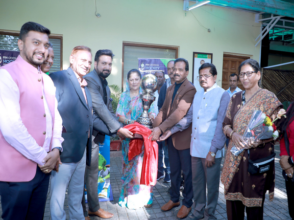 MP Sports Minister Yashodhara Raje Scindia unveiling FIH Odisha Hockey World Cup 2023 Trophy (Image: Hockey India)