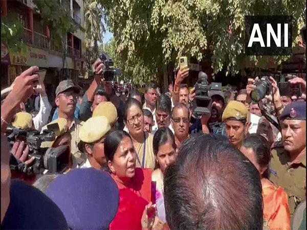 Members of Maharashtra Ekikaran Samiti and NCP stage protest at Kognoli Toll Plaza over inter-state border issue(photo/ANI) 