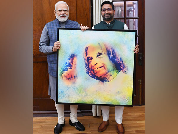 UP Minister Danish Azad Ansari presented a portrait of former President Dr APJ Abdul Kalam to PM Modi (Image/ANI Photo)