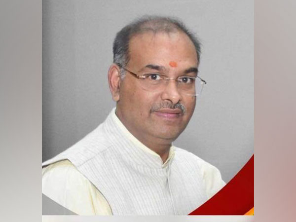 Chhatrapati Shahu Ji Maharaj University VC (Photo/Twitter@vpathakin)