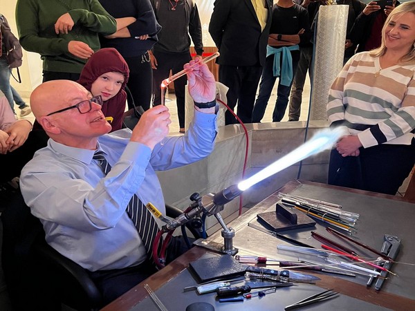 Russian glassblower Yuri Lenshine. (Source: Russian Cultural Centre)