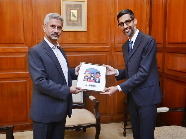 Google CEO Sundar Pichai with External Affairs Minister S Jaishankar (Image Credit: Twitter)