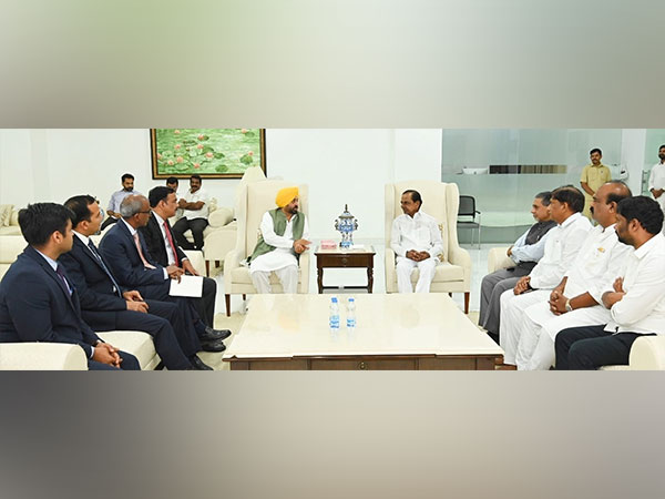 Punjab CM meets his Telangana counterpart in Hyderabad. Image Source: Twitter handle @CMOPb