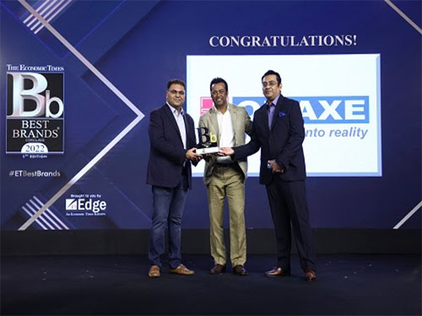 Omaxe team receiving the Best Brand 2022 trophy