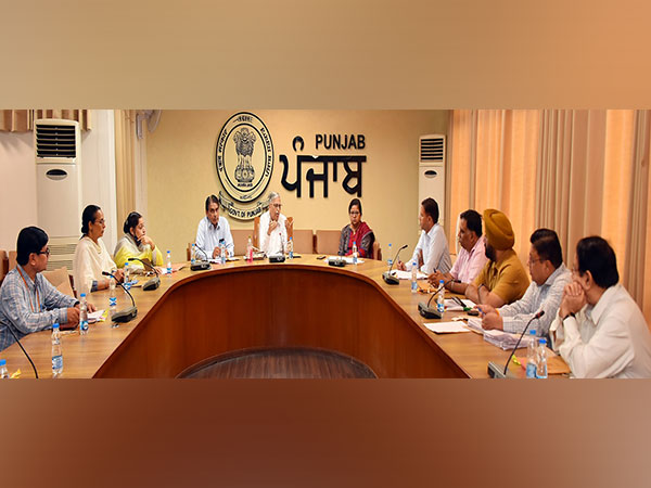 Lokpal Punjab Justice (Retd) Vinod Kumar Sharma (Centre) (Photo/Twitter)