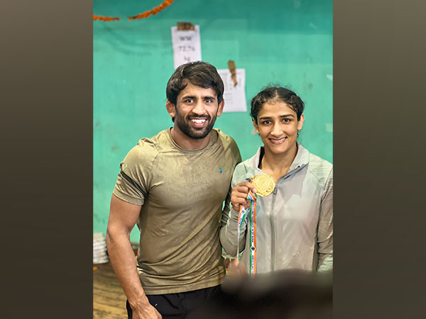Sangeeta Phogat with Bajrang Punia (Photo: Twitter@BajrangPunia)