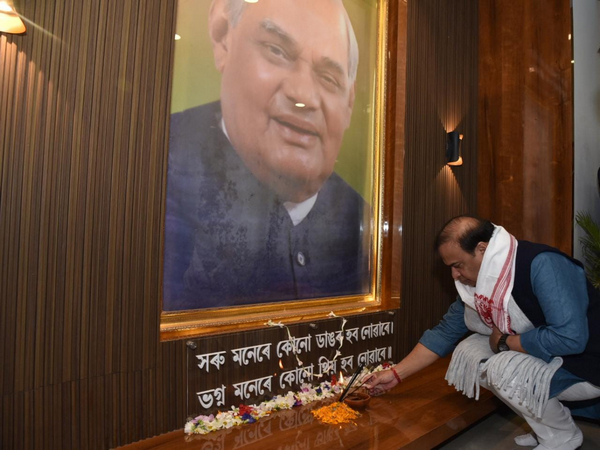 Assam Chief Minister Himanta Biswa Sarma paid floral tribute to late PM Atal Bihari Vajpayee(Photo: Assam CM Twiiter)