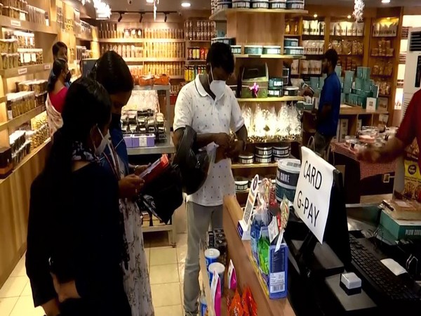 People throng market to buy 'plum cakes' in Kerala (Photo/ANI)