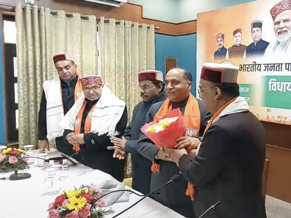 Himachal Pradesh former CM with party leaders (Photo Courtesy: BJP/Twitter)