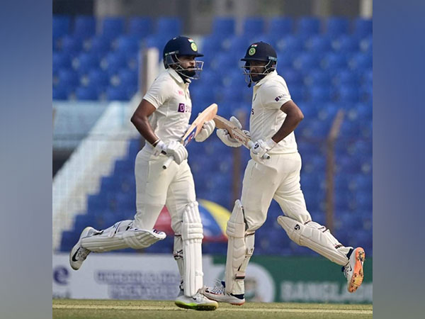 Shreyas Iyer and Ravichandran Ashwin during their match-winning partnership against Bangladesh in Dhaka Test (Image: Sachin Tendulkar Twitter)