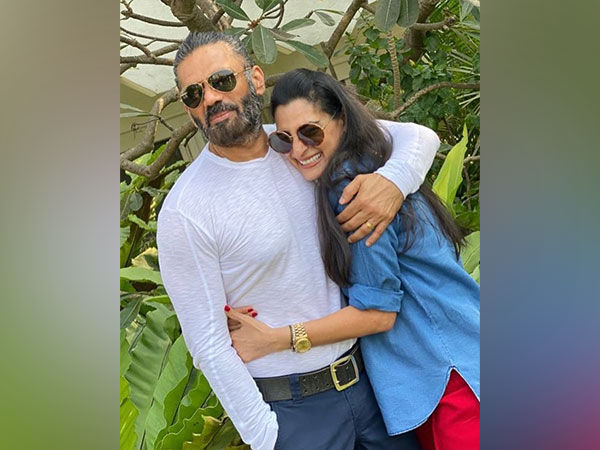 Suniel Shetty with wife (Image Source: Instagram)