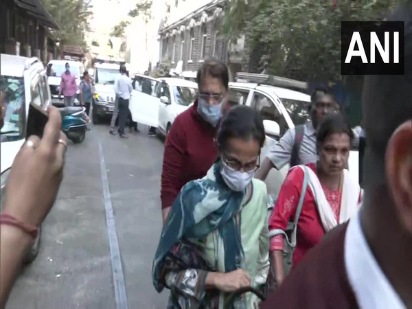 Former ICICI MD and CEO Chanda Kochhar and her husband Deepak Kochhar being taken by CBI (Photo/ANI)