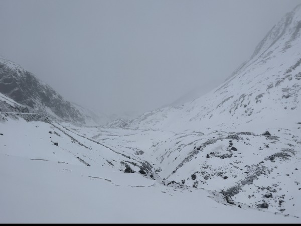 Fresh snowfall near Shinkula top, in Lahaul Spiti, HP (Photo:ANI)