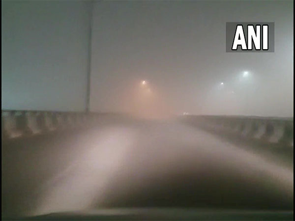 Delhi wakes up to dense fog (Photo:ANI)