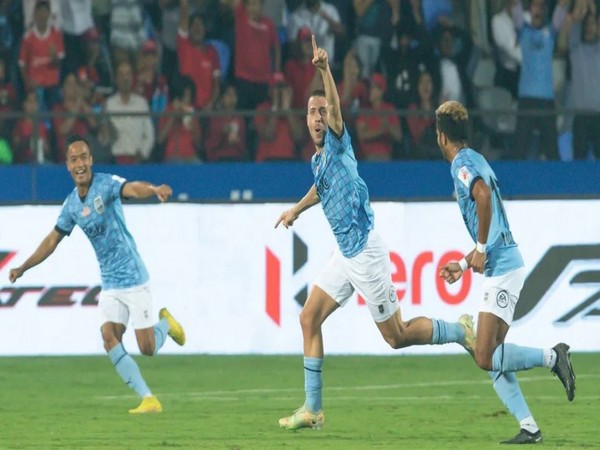 Mumbai City FC celebrating after scoring a goal (Image: ISL)