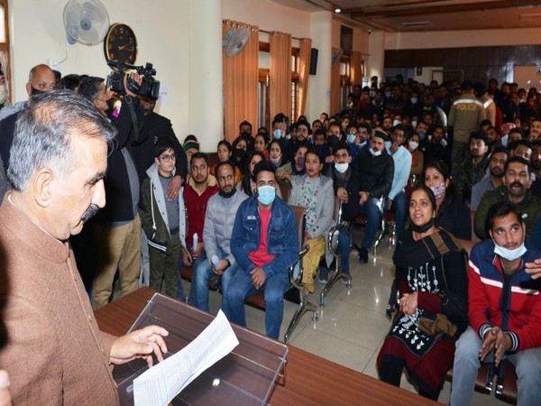 Himachal Pradesh CM Sukhvinder Singh Sukhu with a delegation of youth (Photo/ANI)