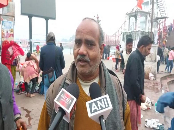 A devotee speaking on lack of proper heating arrangements amid severe cold at Har Ki Pauri, Haridwar in uttarakhand(Photo/ANI)