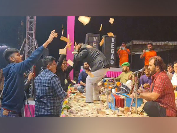 Note Showered during Bhajan Programme (Photo/ANI)