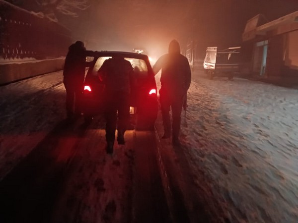 Kashmir Police rescues 52 stranded tourists in Budgam (Image: ANI Photo) 