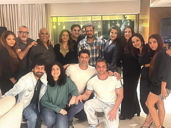 Salman Khan, Raveena Tandon and 'Patna Shukla' team. (Image Source: Instagram)