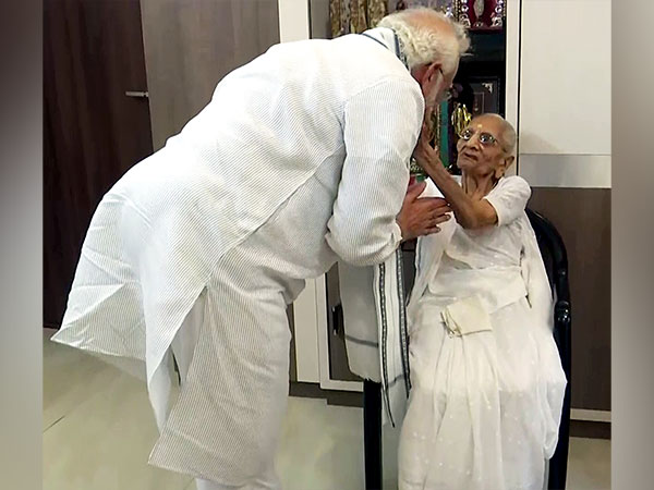 Prime Minister Narendra Modi with mother Heeraben Modi (Photo/ANI)