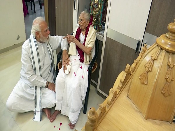 Prime Minister Narendra Modi with his mother Heeraben Modi. (File Photo/ANI)