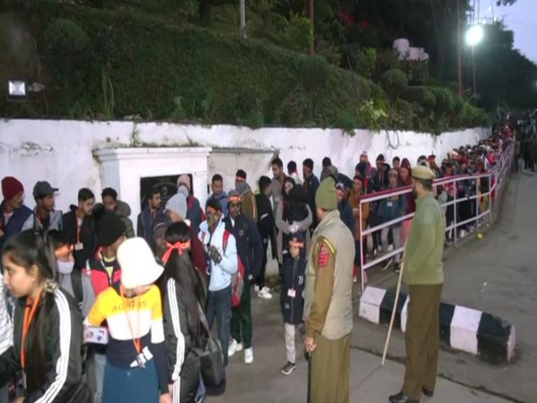 Devotees throng Shri Mata Vaishno Devi Shrine ahead of New Year( Photo/ANI)