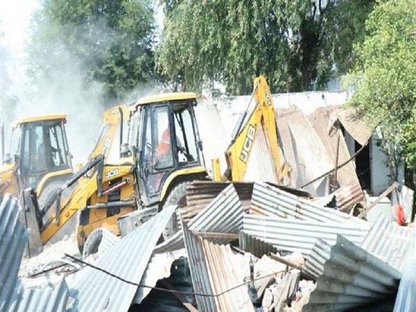 Encroachment being removed from government land (Photo/DPR)