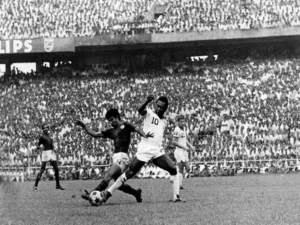 Pele in action during an exhibition match against Mohun Bagan in Kolkata (Image: AIFF media)