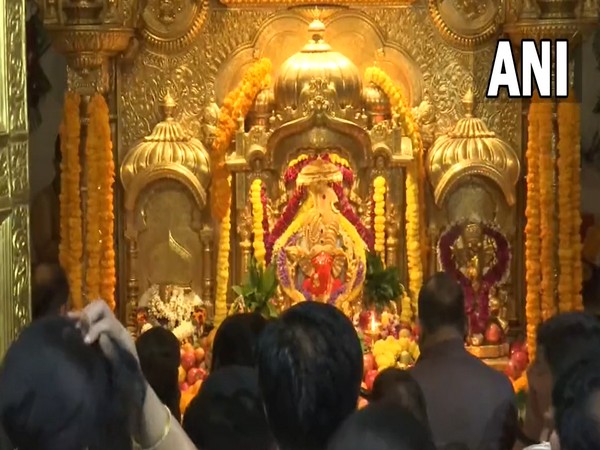 'Aarti' being performed at the Shri Siddhivinayak Temple in Mumbai (Photo/ANI)