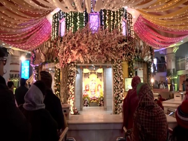 Devotees at Jhandewalan Temple on Sunday morning (Photo/ANI)