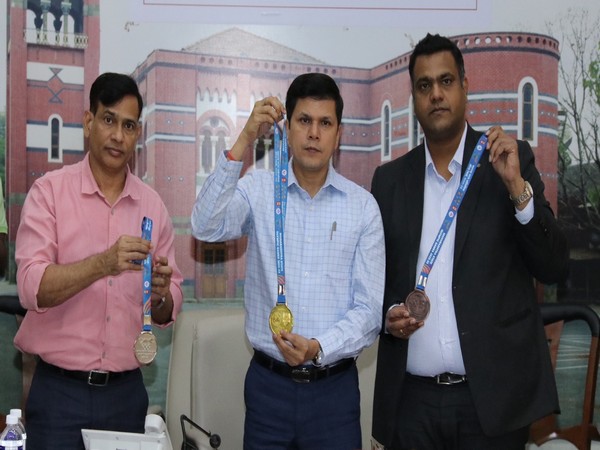 Maharashtra Sports Commissioner Suhas Diwse (In centre) unveiling medals for Maharashtra State Olympic Games (Image: MOA)