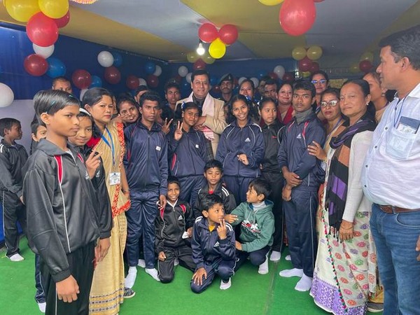 Union Minister Sarbanda Sonowal with children (Photo: PIB)