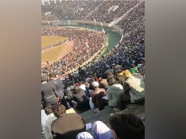 Over 30,000 people sitting in Pakistan's stadium (Screengrab taken from Amjad Alam Khan's video on Twitter)