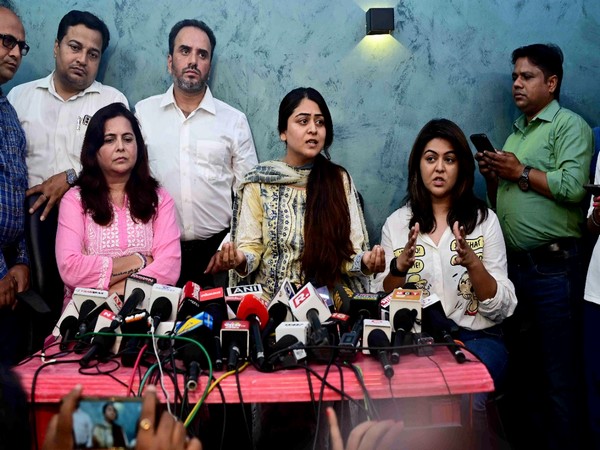 Sheezan Khan's sisters Shafaq Naaz and Falaq Naaz (Photo:ANI)