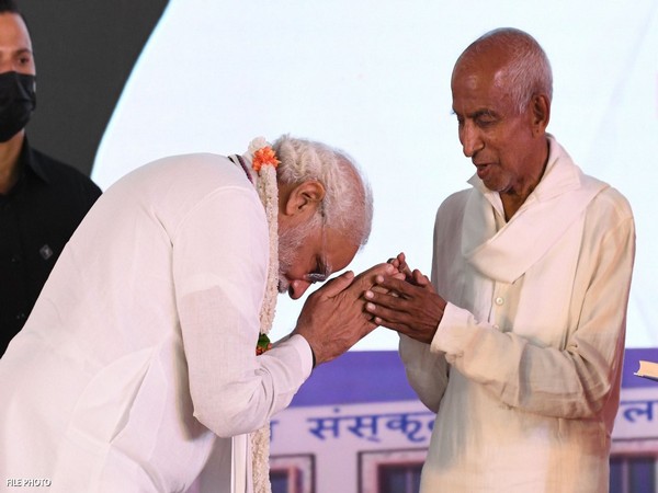Prime Minister Narendra Modi with Karnataka seer Siddheshwara Swamiji