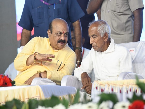 Siddheshwara Swamiji (R) with Karnataka CM Basavaraj Bommai 