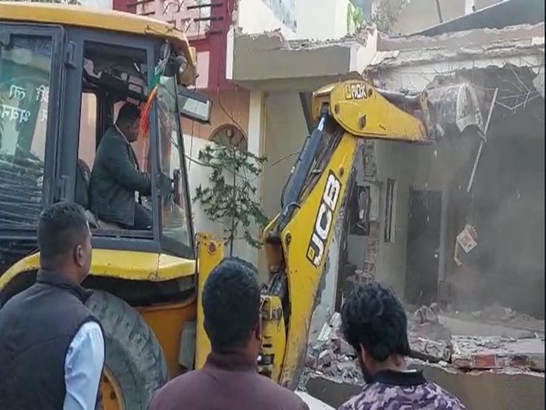 Administration demolishing the illegal construction of the accused. (Photo/ANI) 