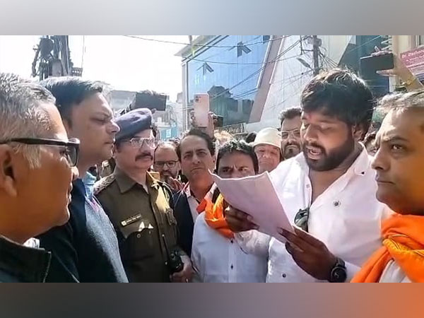 Workers of Hindu Jagran Manch submitting the memorandum (Photo/ANI)