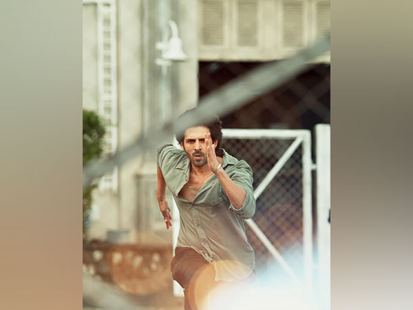 Kartik Aaryan in a still from 'Shehzada'. (Image source: Twitter)