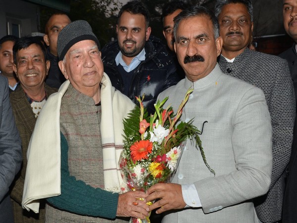 Himachal Pradesh Chief Minister Sukhvinder Sukhu calls on former CM Shanta Kumar (Photo:Twitter/CMO HIMACHAL)