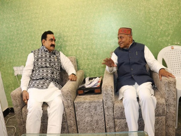 Madhya Pradesh Home Minister Narottam Mishra (L) and LoP Govid Singh (R) (Photo/ANI)