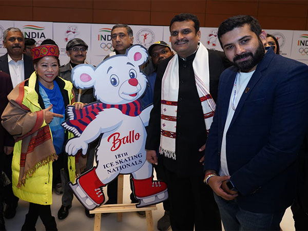  Mary Kom along with Amitabh Sharma (Photo: Ice Skating Association of India)