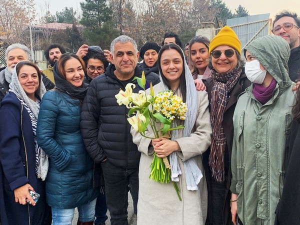 Iranian actor Taraneh Alidoosti is welcomed by friends after her release from Evin prison, in Tehran, Iran (Image Credit: Reuters)